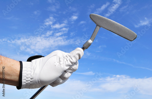 Board z aluminiowym obramowaniem Golfista trzyma miotacz