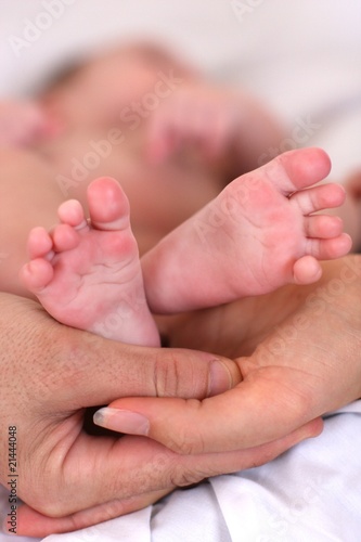 Petits Pieds De Bebe Dans Les Mains De Ses Parents Stock Photo Adobe Stock Petits Pieds De Bebe Dans Les Mains De Ses Parents Stock Photo Adobe Stock