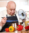 Leinwanddruck Bild - Mature man cooking