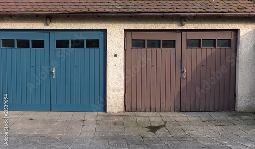 Garagentore aus Holz Stock-Foto | Adobe Stock