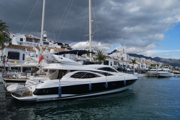 Wall Mural - Yate atracado en Puerto Banus.