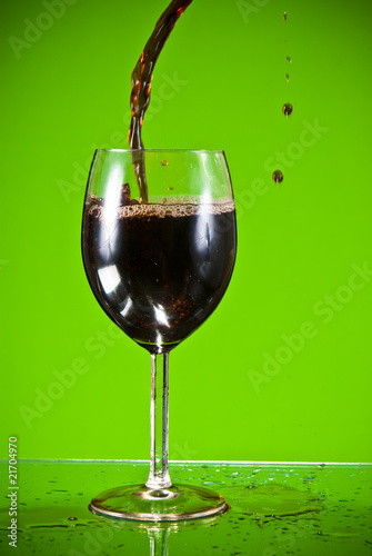 Tapeta ścienna Czerwone wino wlewa się do szkła