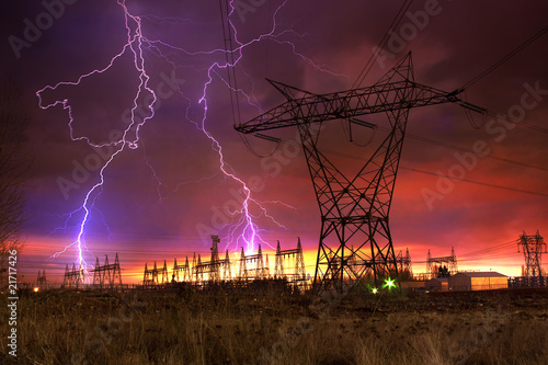 Plakat na papierze fotorealistycznym Stacja rozdzielcza energii z uderzeniem pioruna.