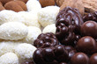 orzechy i migdały, smaczne słodycze, zdjęcie orzechów w czekoladzie, orzechy w polewie czekoladowej