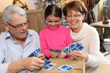 Fillette Jouant Aux Cartes Avec Ses Grands-parents