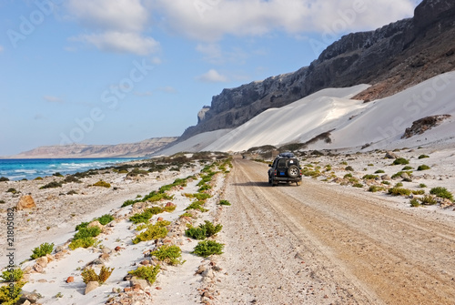 Obraz w ramie Ocean, mountain, white dune and car