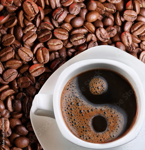 Naklejka na drzwi Foam in a cup of coffee as a symbol of yin yang