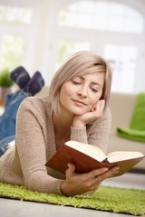 Poster - Woman reading book