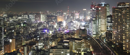 Board z aluminiowym obramowaniem Panorama tokio miasto w Japonii w nocy z wysokiej powyżej
