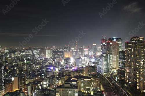 Board z aluminiowym obramowaniem Oświetlone tokyo miasto w Japonii w nocy z wysoka powyżej