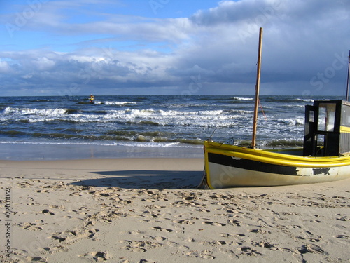 Naklejka - mata magnetyczna na lodówkę Łódka rybacka na bałtyckiej plaży