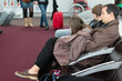 famille fatiguée dans l'aéroport