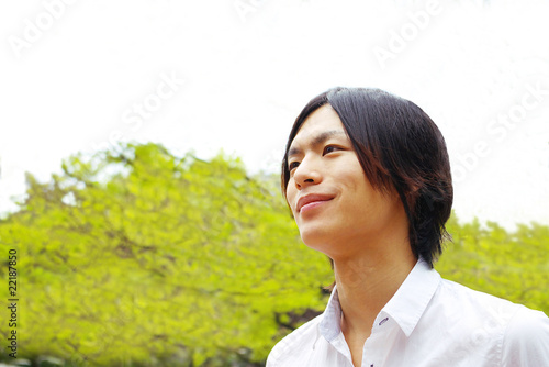 斜め上を見上げる若い男性 Stock Photo Adobe Stock 斜め上を見上げる若い男性 Stock Photo Adobe Stock