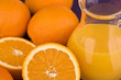 Orangen mit Orangensaft in Karaffe