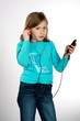 Młoda dziewczyna słucha muzyki na odtwarzaczu mp3.