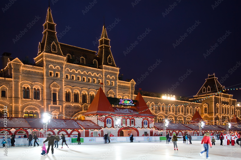 Obraz na płótnie skating-rink on red square in moscow at night. GUM trading house w salonie