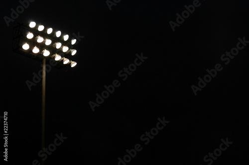 Board z aluminiowym obramowaniem Stadion światła na boisku sportowym w nocy z miejsca kopiowania