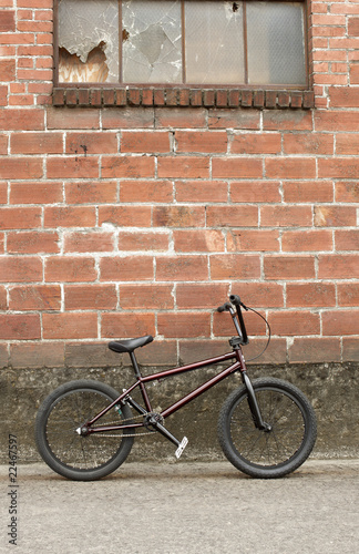 Fotoboard na płycie Bmx rower obok ceglanej ściany