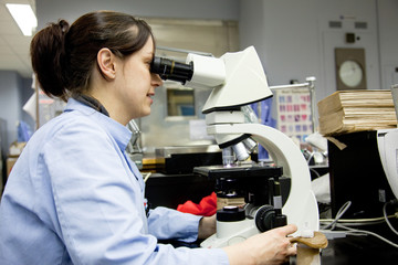 Femme en laboratoire