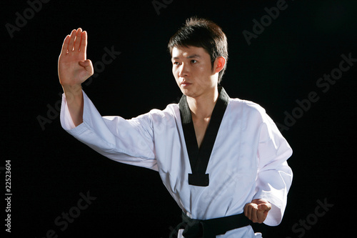 Fototapety Taekwondo  jeden-azjata-bawi-sie-taekwondo