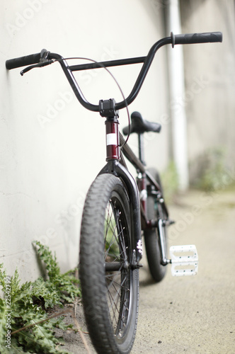 Fotoboard na płycie Bmx rower przeciw ścianie.