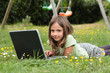 © Eléonore H - fillette faisant de l'ordinateur dans l'herbe