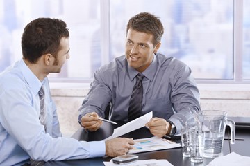 Canvas Print - Businessmen discussing report