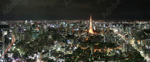 Board z aluminiowym obramowaniem Tokyo megacity w nocy