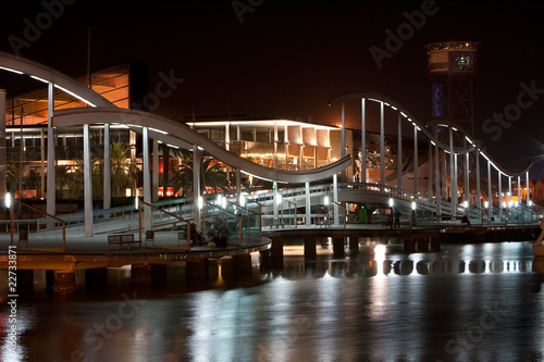 Plakat na papierze fotorealistycznym Mall maremagnum i rambla de mar w nocy