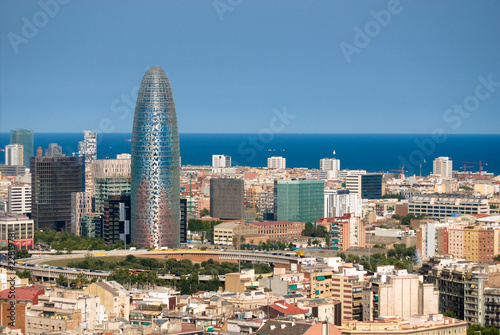 Plakat na papierze fotorealistycznym Z widokiem na miasto barcelona przed wieżą agbar