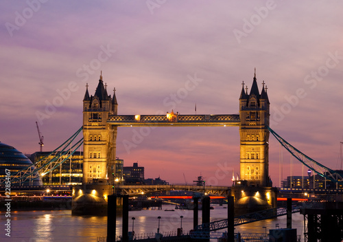 Tapeta ścienna Widok z mostu tower bridge w Londynie na zachód słońca