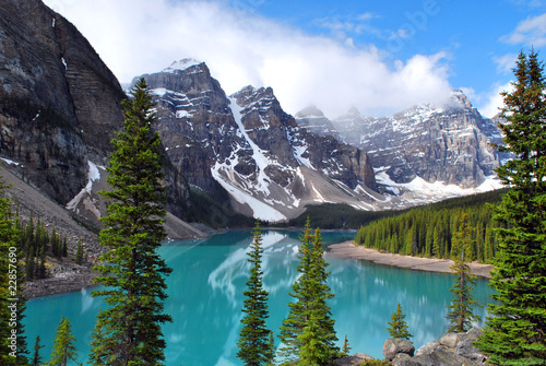 Obraz na płótnie canvas Morena jezioro w parku narodowym banff, alberta, kanada