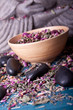 Buddha mit Massage Steinen und Schale mit Blüten
