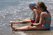 © wideonet - Chłopiec i dziewczynka siedzą na plaży