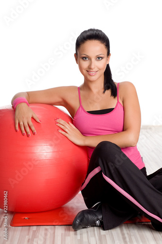 Plakat Portret uśmiechnięta kobieta z sprawności fizycznej piłką