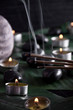Buddha auf Bananenblatt, Massage Steine, Kerzen, Räucherstäbchen