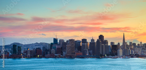 Board z aluminiowym obramowaniem San francisco skyline o zachodzie słońca hdri