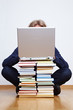 © Robert Kneschke - Mann mit Laptop und Büchern