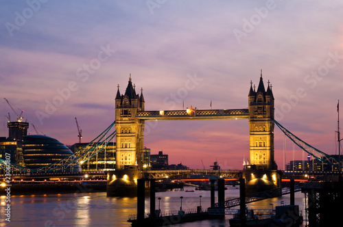 Tapeta ścienna Tower Bridge i ratusz w Londynie o zachodzie słońca