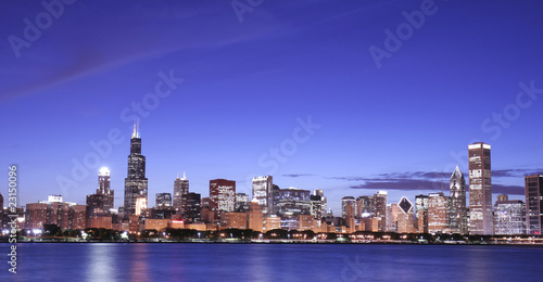 Board z aluminiowym obramowaniem Chicago skyline o zmierzchu