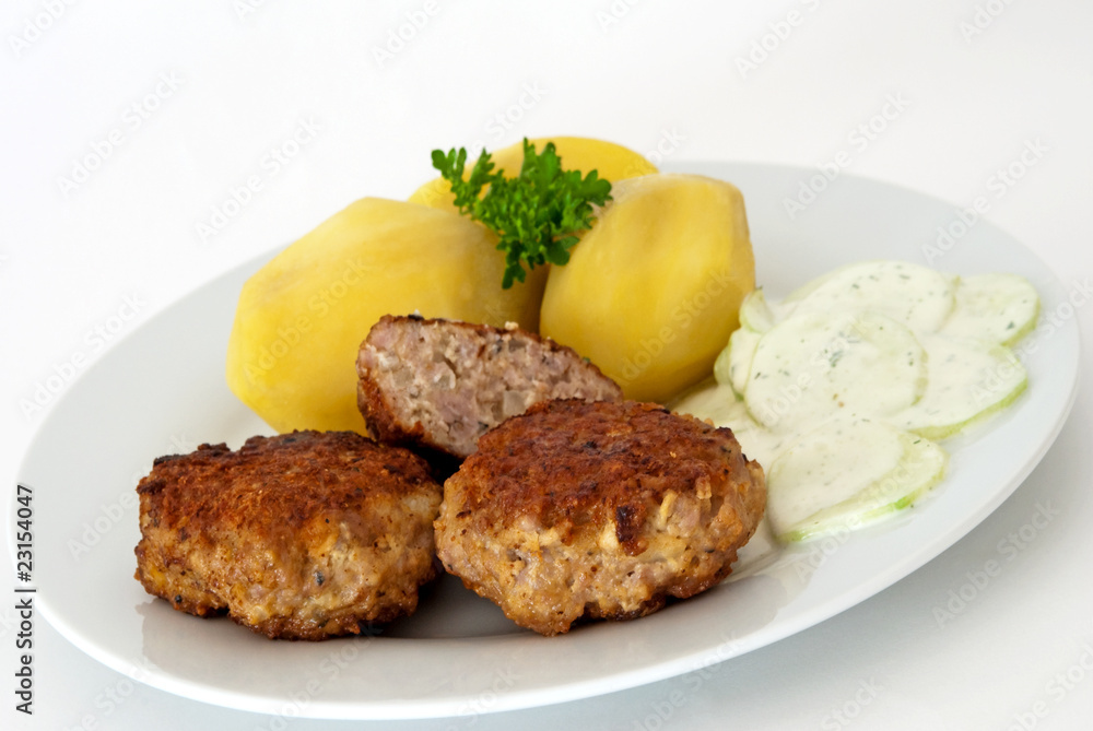 Stock-Foto „Frikadellen mit Kartoffeln &amp; Gurkensalat“ | Adobe Stock