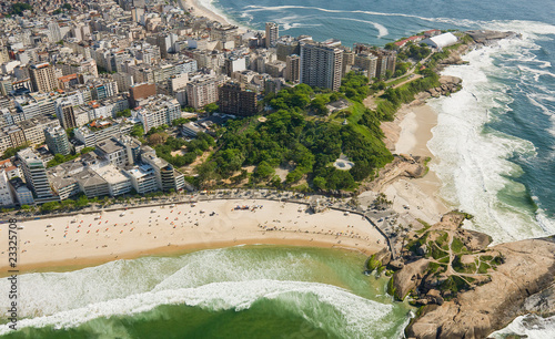 Obraz na płótnie canvas Widok z lotu ptaka na słynne plaże Rio de Janeiro