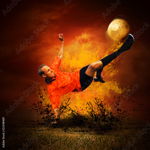 gracz-futbolu-w-ogieniu-plonie-na-outdoors-polu