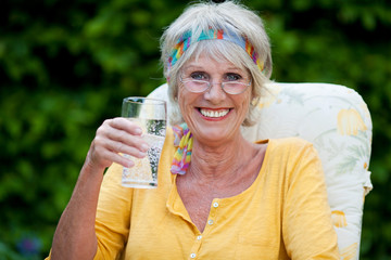 Poster - seniorin mit wasserglas