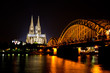 Kölner Dom mit Hohenzollernbrücke bei Nacht