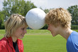 2 Mädchen Jonglieren mit dem Ball