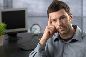 Canvas Print - Serious office worker