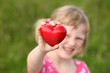 © Coloures-Pic - Kind mit Herz