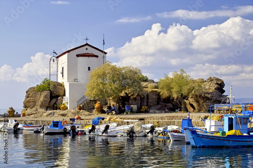 Fotografia  Chapel on rocks in the port of Skala Sykamineas