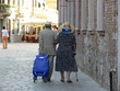 Senioren Ehepaar mit Hüten beim Einkaufen in Altstadt